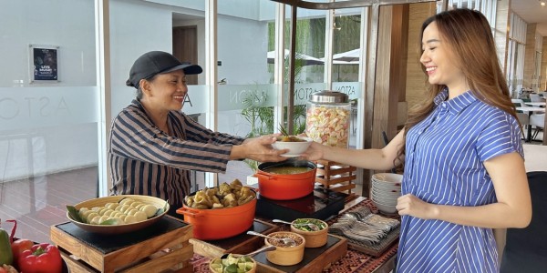 ASTON Sidoarjo Angkat Tradisi Kuliner Lokal dengan Persembahkan Kelezatan Lontong Kikil