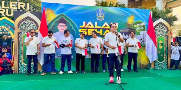 Pj Gubernur Adhy bersama Masyarakat Ikut Jalan Sehat Sambut Tahun Baru Islam 1 Muharram 1446 H