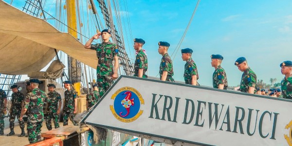 Siswa Satdik-1 Kodiklatal Kunjungi KRI Dewaruci dan KRI Jhon Lie-358