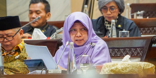 Dalami Laporan Triwulan I  OJK, Anis Byarwati Tekankan Pengembangan Perbankan Syariah