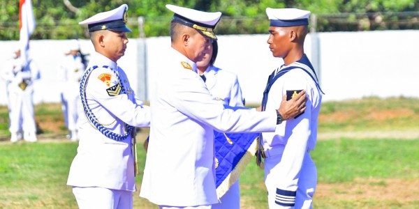 100 Siswa Dikmata Satdik-2 Makassar Resmi Sandang Pangkat Prajurit Kelasi Dua TNI AL