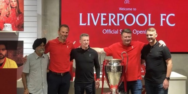 Bersama Patrik Berger, Liverpool FC Luncurkan Toko Resmi Merchandise di Indonesia 