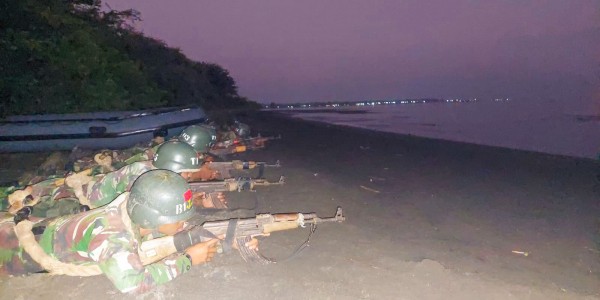 Siswa Dikko 174 Kejuruan Marinir Laksanakan Sea Survival