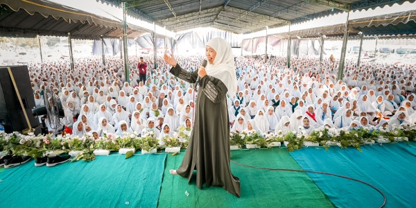 Di Hadapan 12.000 Jemaah Haji Muslimat NU Bojonegoro, Khofifah Ajak Tidak Berhenti Cari Ilmu