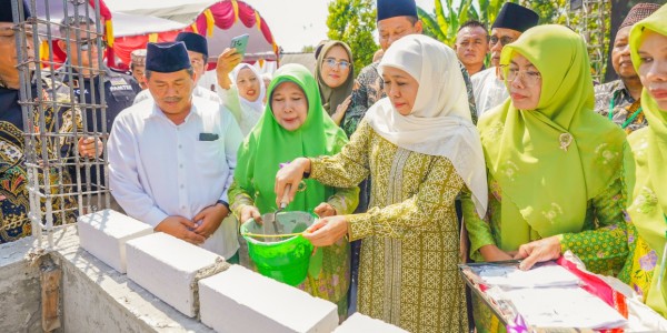 Letakkan Batu Pertama, Khofifah Harap Masjid Darussalam Bojonegoro Pancarkan Sinar Kedamaian