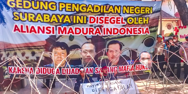 Gedung Pengadilan Negeri Surabaya Disegel!