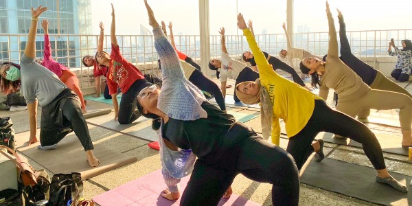 MaxOne Dharmahusada Padukan Yoga dengan Health Talk & Craft Activity di Rooftop