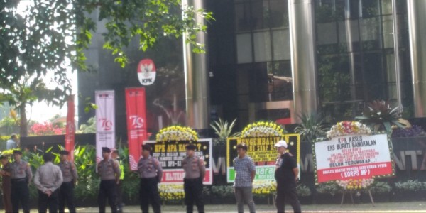 Karangan Bunga dari Elemen Anti Korupsi Untuk Pimpinan KPK Segera Tuntaskan Suap 3,4 M ke Tyas Pambudi