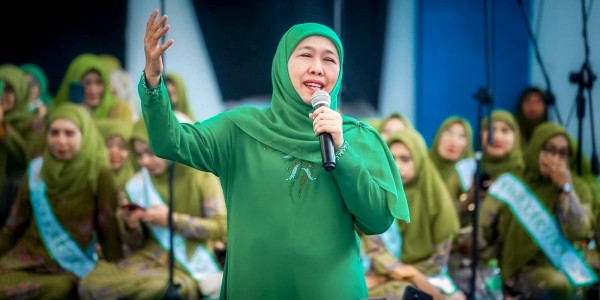 Khofifah Bagikan Bendera Merah Putih di Istighosah Kubro Muslimat NU Lamongan