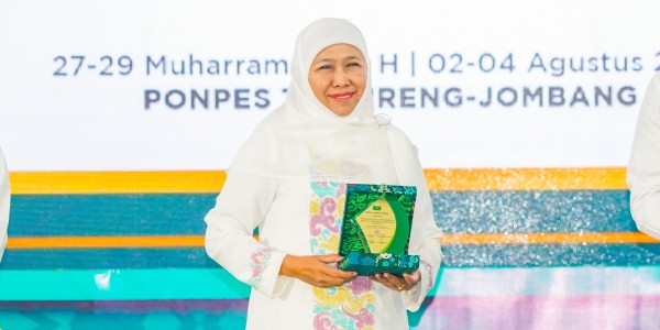 Khofifah Terima Cinderamata pada Konferwil ke-XVIII PWNU Jatim