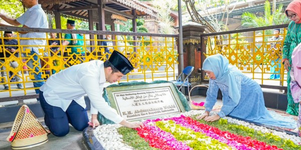 Silaturahmi ke Kasepuhan Tebuireng, Khofifah Ziarah ke Makam Pendiri NU, Gus Dur dan Gus Sholah