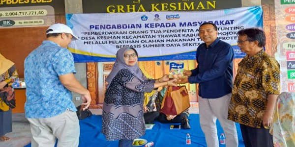 Dosen UTS Latih Olahan Makanan Tinggi Protein bagi Orang Tua Penderita Stunting di Desa Kesiman