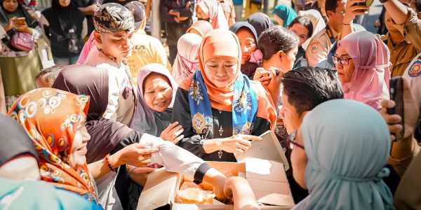 IKA Unair Gelar Bazar Murah di Bondowoso, Khofifah Bagikan Beras & Telur untuk Lansia dan Anak-anak