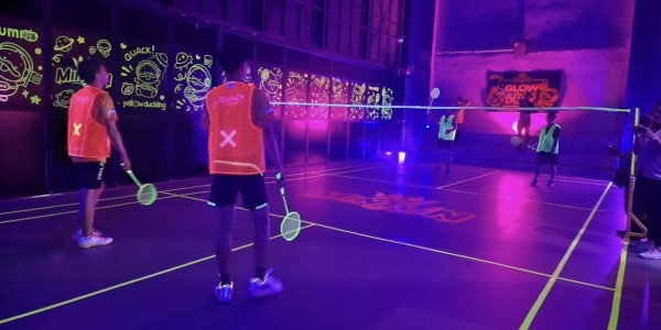 Glow in the Dark! Sensasi Main Badminton dalam Gelap Pertama di Indonesia, Ada di ITIKMINTON