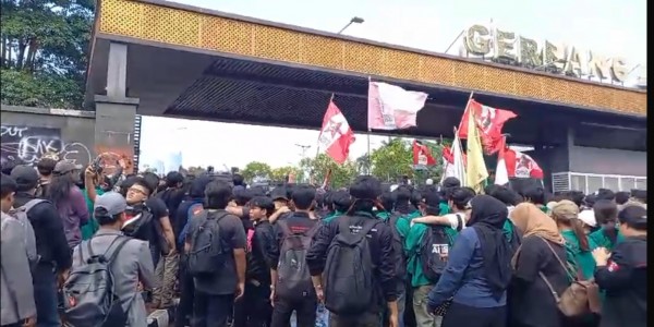 Mahasiswa Robohkan Gerbang Pancasila Gedung DPR RI