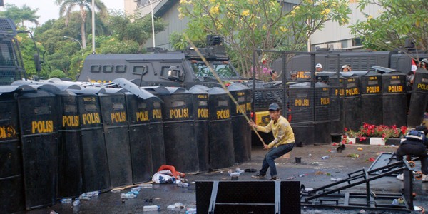 Unjuk Rasa Tolak Pengesahan RUU Pilkada Bentrok Dengan Aparat
