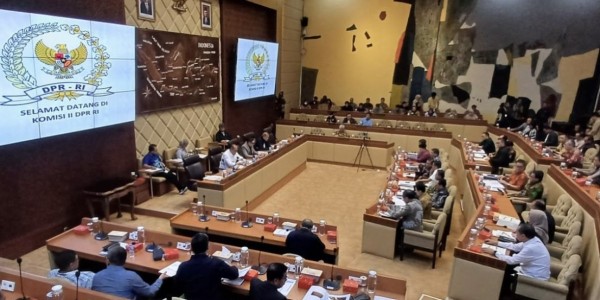 DPR, KPU dan Pemerintah Sepakat PKPU Pencalonan Kepala Daerah Ikuti Putusan MK