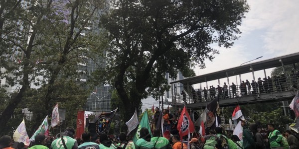 Ribuan Ojol Se-Jabodetabek Lakukan Aksi di Patung Kuda, Bawa 6 Tuntutan