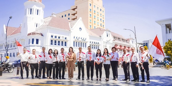 Semangat Kemerdekaan di Kota Tua, Mercure Surabaya Grand Mirama Bagikan Bendera