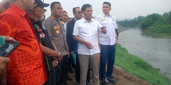 Komisi III DPR RI Tinjau TKP Temuan 7 Mayat di Kali Pondok Gede Permai Bekasi