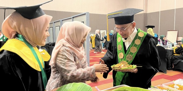 Wisudawan Pintar Anak Penjual Makanan Berbagi Nasi Boran ke Rektor dan Panitia Wisuda Unusa