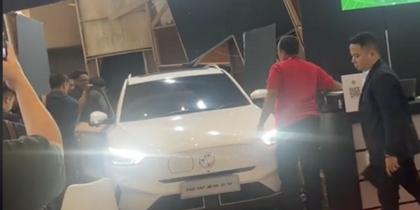 Booth di GIIAS Bandung Roboh Akibat Pengunjung Tak Sengaja Injak Gas Mobil Listrik