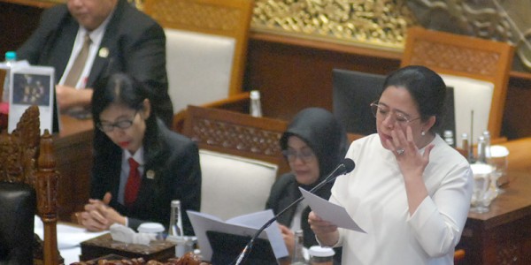 Teteskan Air Mata, Puan Maharani Apresiasi Kerja Dewan 2019-2024 dan Minta Maaf Atas Kekurangan