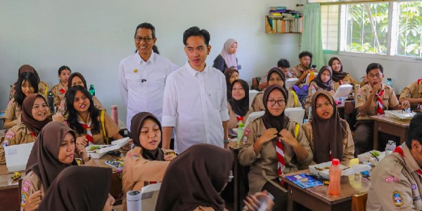 Heru Budi Ajak Gibran Laksanakan Uji Coba Makan Bergizi Gratis di SMAN 70 Jakarta Selatan 