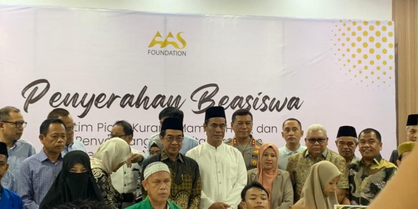 Founder AAS Foundation Serahkan Beasiswa untuk 133 Yatim-Piatu