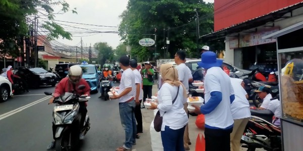 Dukung Mas Pram-Bang Doel, FKKB DKJ Bagikan 1.000 Kotak Makanan di Ampera Raya, Jaksel