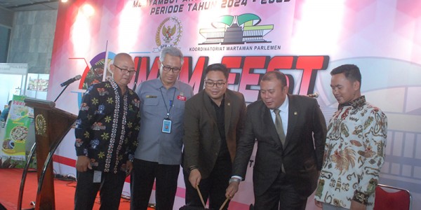 Wakil Ketua DPR RI Cucun Ahmad Syamsurijal Resmikan Bazar UMKM Fest Wartawan Peduli