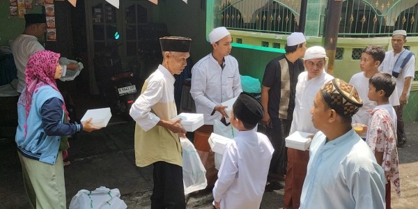 Divisi Humas Polri Bagikan Jumat Berkah di 73 Titik Tempat Ibadah