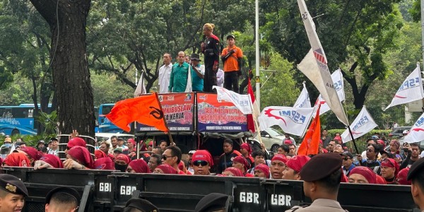 Buruh Geruduk Balai Kota Jakarta, Tuntut Kenaikan UMP 2025 