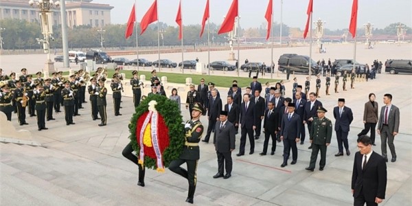 Hormati Pahlawan China, Prabowo Letakkan Karangan Bunga di Monumen Tiananmen