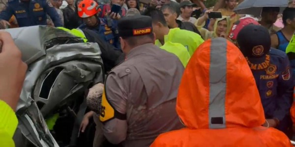 Aksi Kapolres Purwakarta Evakuasi Korban Kecelakaan Beruntun Tol Cipularang Viral