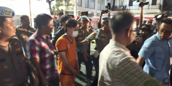 Polisi Tahan Tersangka yang Paksa Siswa Bersujud dan Menggonggong seperti Anjing