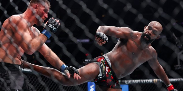 Makin Tak Terbendung, Jon Jones Tumbangkan Stipe Miocic dengan Spinning Back Kick