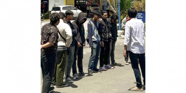 Massa Demo Andrean Cell di WTC Surabaya, Tuntut Pencabutan Izin Usaha