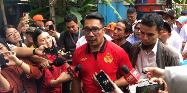 Blusukan ke Hunian Sementara Warga Kampung Bayam, Ridwan Kamil Pakai Jersey Persija