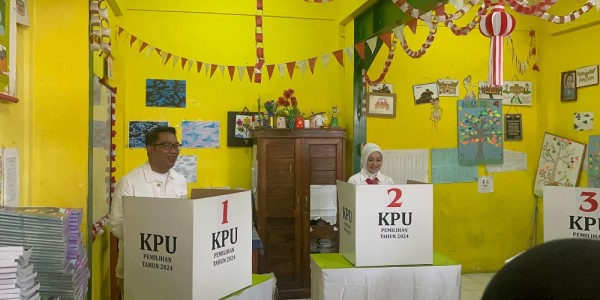 Cagub Jakarta 2024 Ridwan Kamil Ditemani Istri Nyoblos di Bandung 