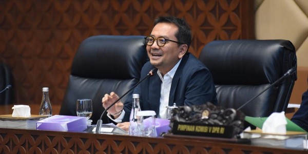 Komisi V DPR Minta Pemerintah Kaji Skema Penurunan Tiket Pesawat Secara Permanen