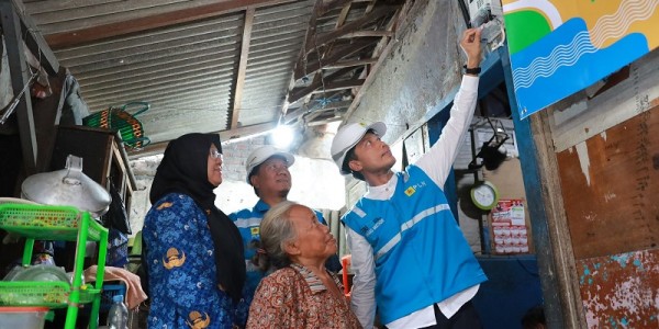 Sambut Nataru, PLN Berbagi Kebahagiaan Melalui Sambung Listrik Gratis Warga Tidak Mampu