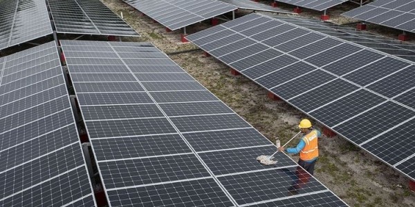 DPR: PLN dan Investor Saudi Akan Bangun PLTS di Sumbar