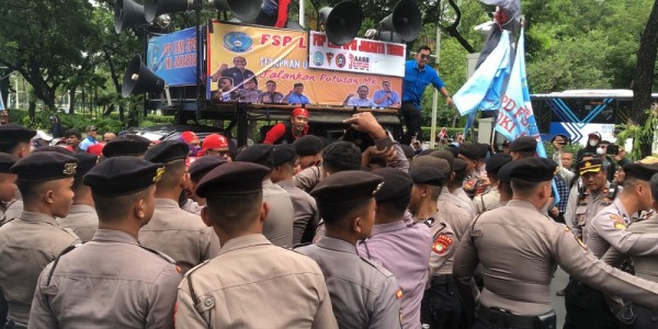 Tuntut Tetapkan UMP Jakarta 2025 Sesuai Rekomendasi Dewan Pengupahan, Demo Buruh di Balai Kota Ricuh 