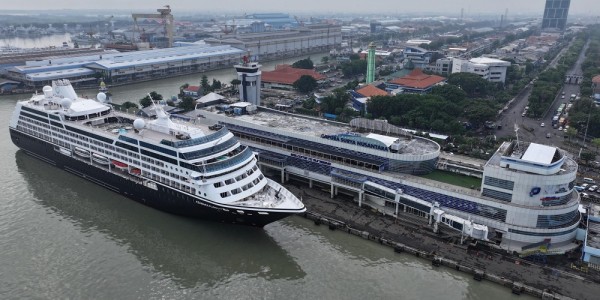 Jelang Tutup Tahun 2024, MS. Azamara Pursuit Sandar Perdana di Pelabuhan Tanjung Perak 