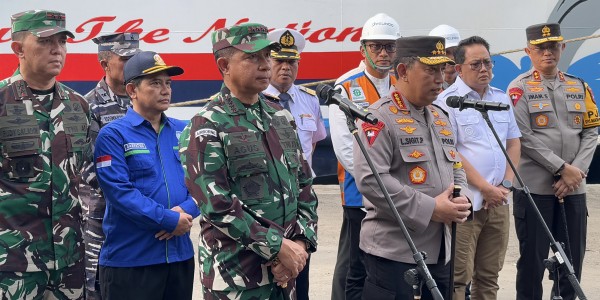 Kapolri bersama Panglima TNI Pastikan Mudik Nataru via Kapal Laut di Pelabuhan Tanjung Perak Aman