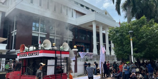 Aksi Bakar Ban di PTUN, Pemerintah Diminta Berantas Mafia Peradilan Atas Gugatan PT SKB