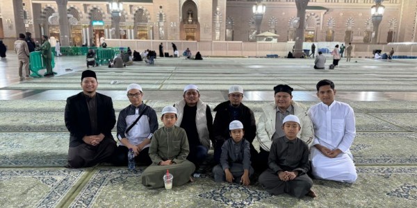 Bupati Solok Berikan Hadiah Haji kepada Mahasiswa Madinah, Serukan Perang Melawan Pergeseran Moral