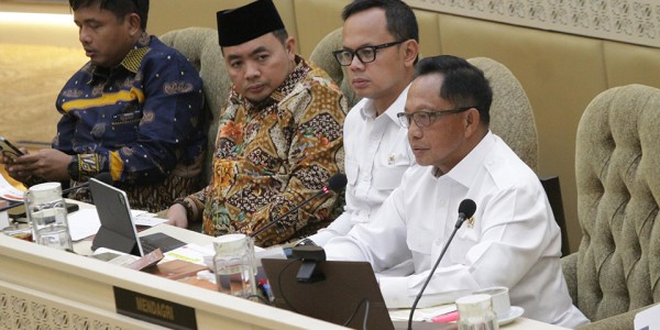 Pemerintah Rapat Dengan Komisi II DPR Bahas Hasil Pilkada