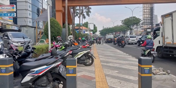 Trotoar Jadi Parkir Restoran, DPRD DKI: Perketat Aturan Jangan Tebang Pilih